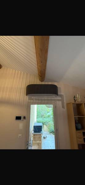 Remplacement de climatisation à Trets par Eco Système : tri-split Toshiba, installation propre et finitions sans goulotte intérieure haut de gamme