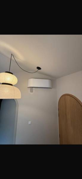Remplacement de climatisation à Trets par Eco Système : tri-split Toshiba, installation propre et finitions sans goulotte intérieure haut de gamme