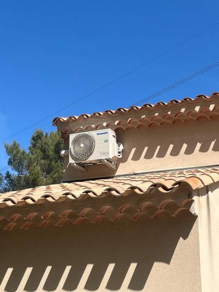 Quand la chaleur s'installe à Rognes, Eco Système est la pour vous apporter la fraîcheur avec une climatisation Panasonic bi-split