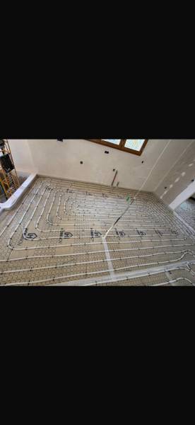 Plancher chauffant à Aix-en-Provence réalisé par Eco Système – installation soignée, calepinage précis et performance optimale du réseau de chauffage au sol.