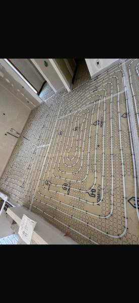 Plancher chauffant à Aix-en-Provence réalisé par Eco Système – installation soignée, calepinage précis et performance optimale du réseau de chauffage au sol.