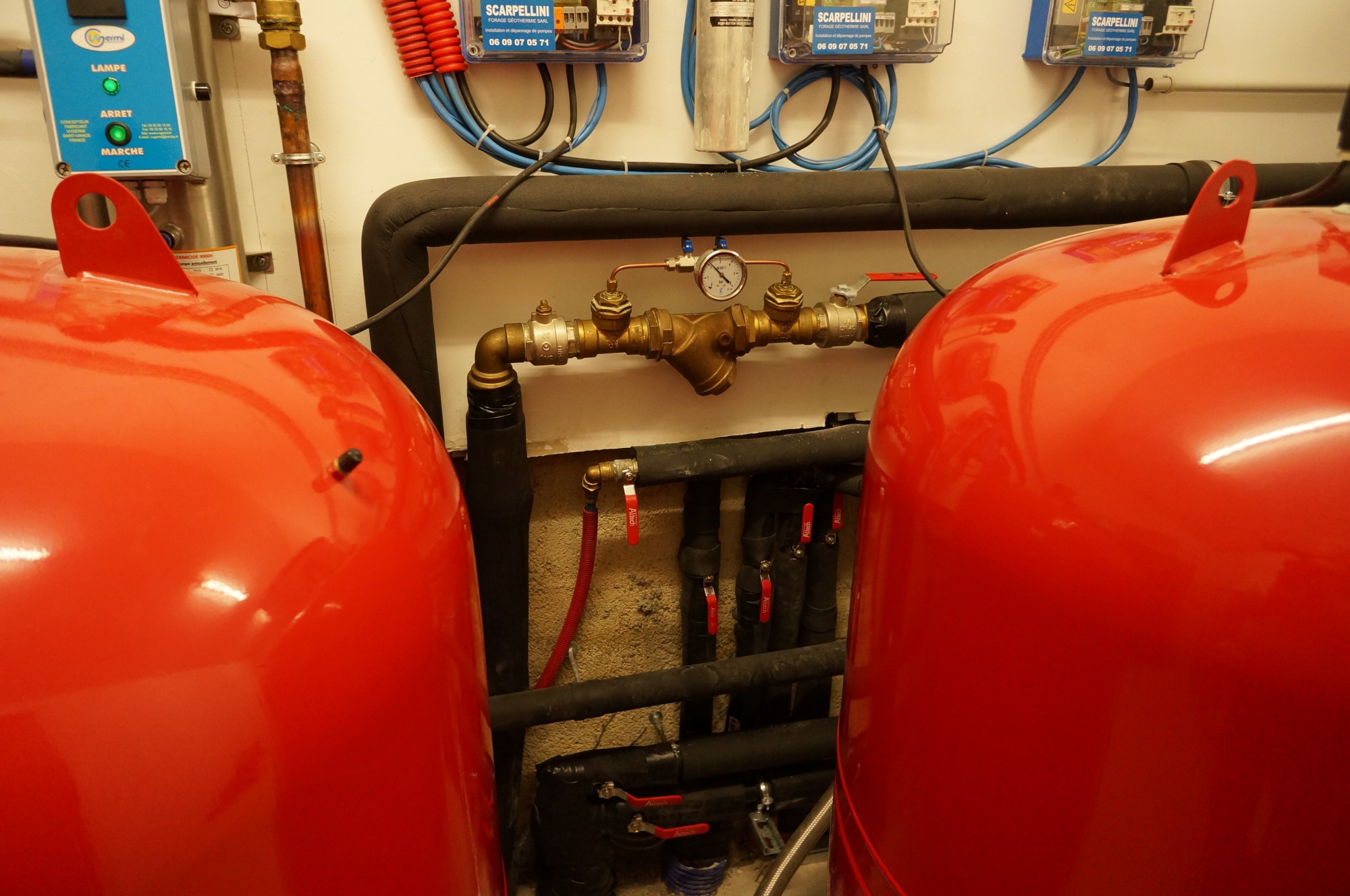 Un filtre à tamis assure la protection des échangeurs à plaques avec un manomètre pour en vérifié l'encrassement par perte de charge