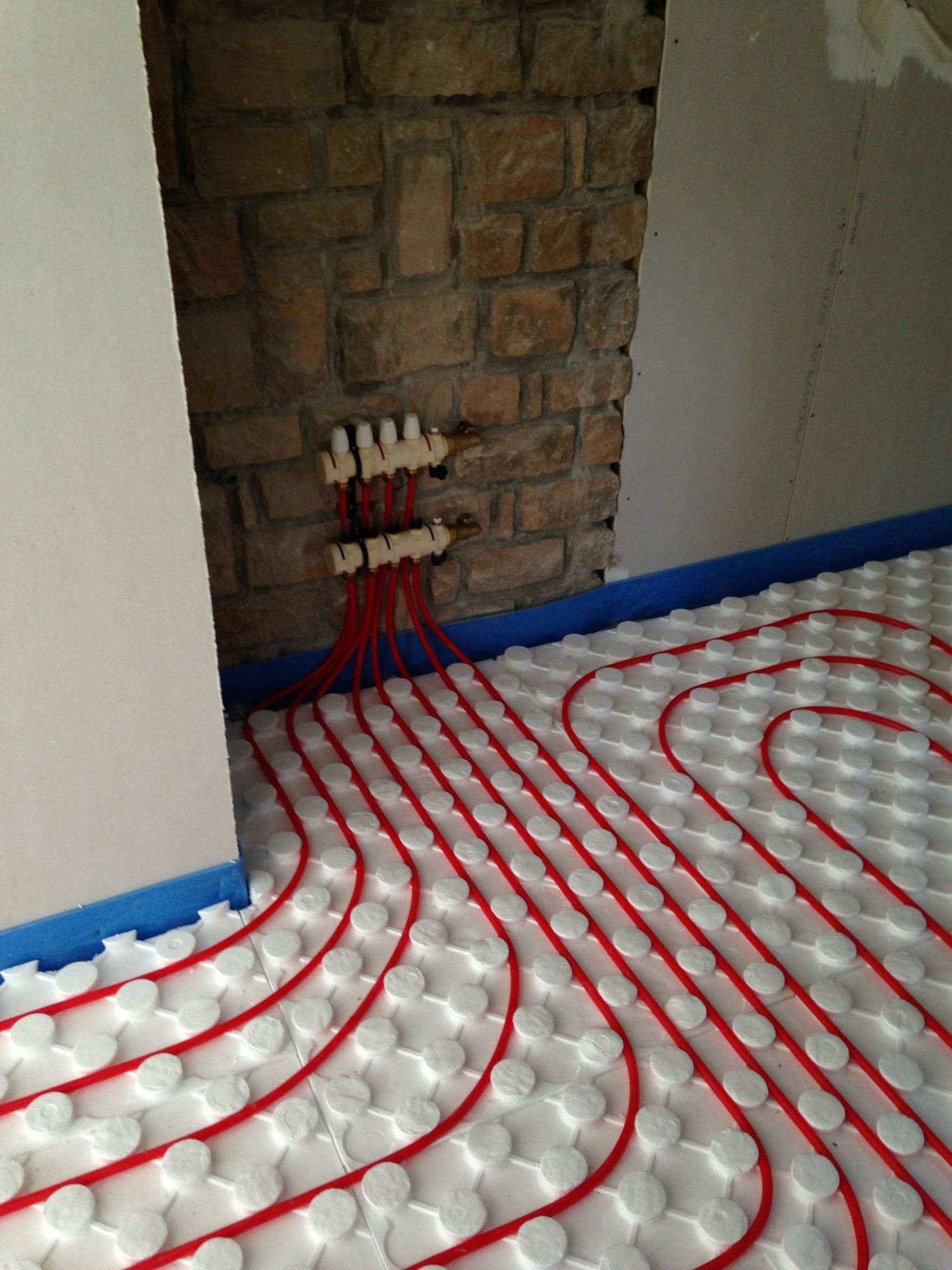 Installation de plancher chauffant traditionnel avec plaques à plots à Trets