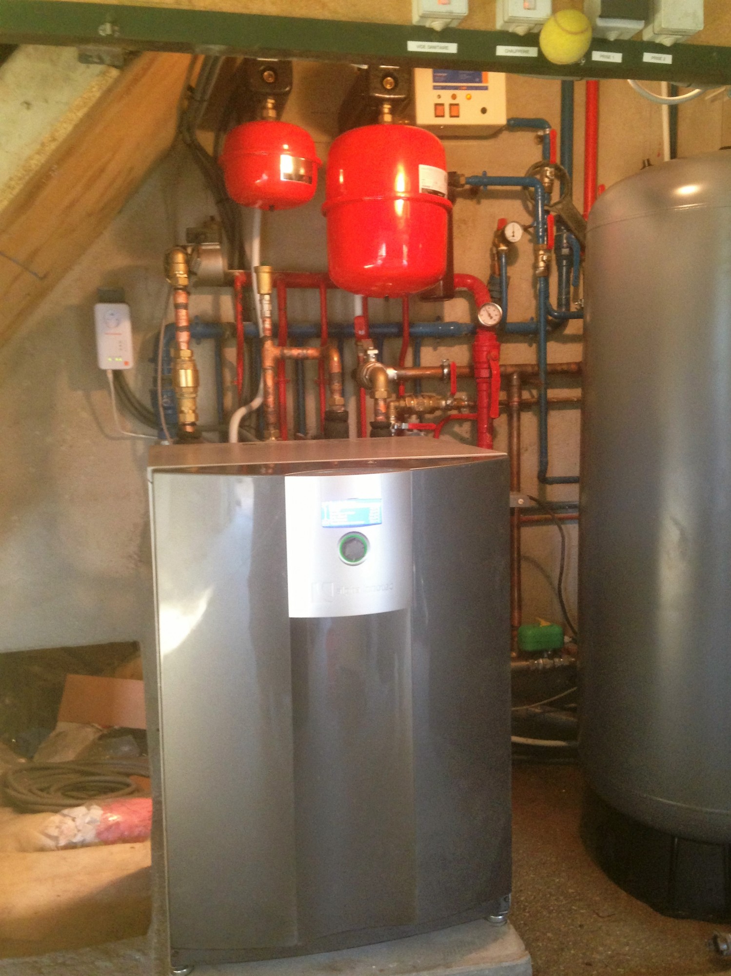 Installateur professionnel de pompe à chaleur eau/eau haut de gamme de la marque Alpha Innotec dans les bouches du rhone.